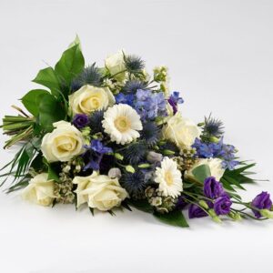 Bårebuket i blå og hvide nuancer - Blomster til begravelse