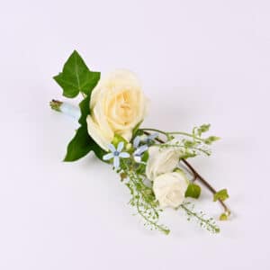 Sommerlig knaphulsblomst i blå og hvid - Send blomster med Bloomit