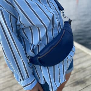 Style Nikita i blå. Fed bumbag i blåt læder m. lynlåsrum på front og bagside